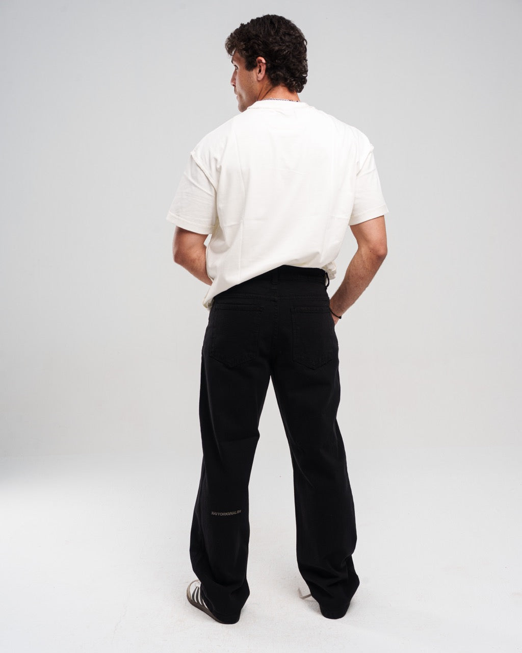 BLACK REGULAR JEANS