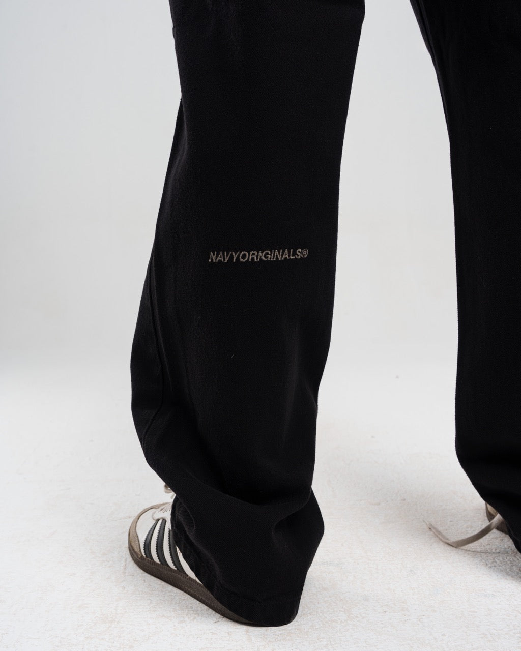 BLACK REGULAR JEANS